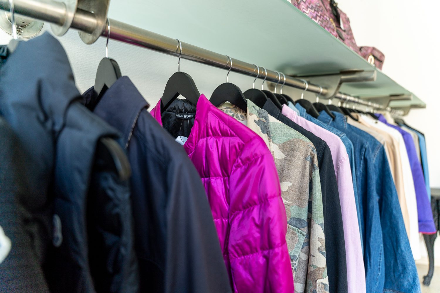 Kleiderstange mit kuratierten Designerstücken bei PASSIONE17